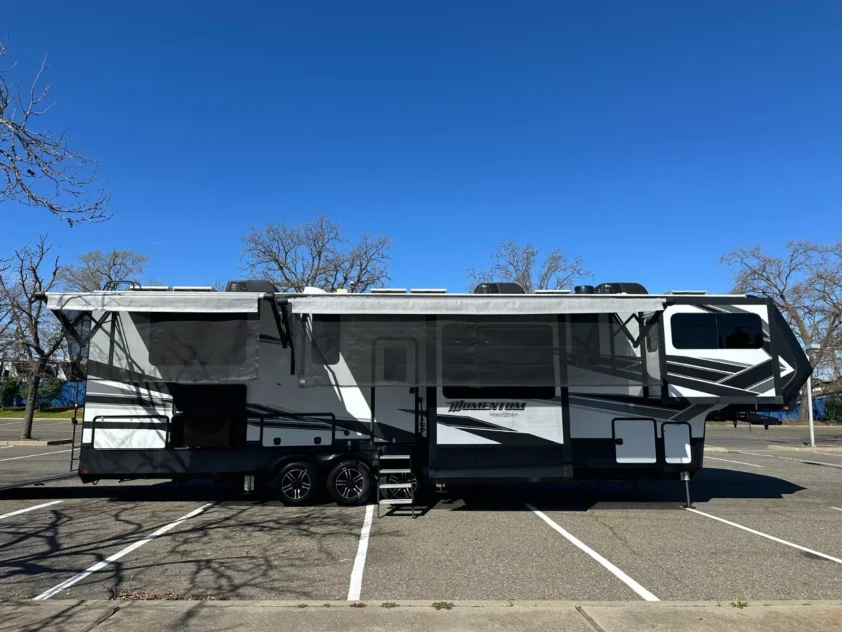 2022 GRAND DESIGN MOMENTUM 376THS TOY HAULER FIFTH WHEEL TRAILER "LOADED!" - Image 9