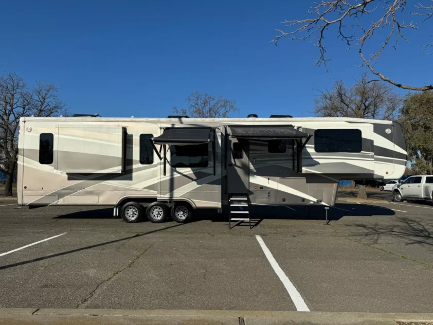 2019 DRV MOBILE SUITS 44 NASHVILLE LUXURY FIFTH WHEEL TRAILER "BATH & HALF" - Image 10