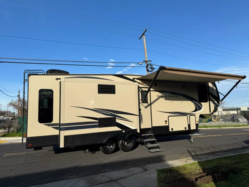 2018 KEYSTONE MONTANA HIGH COUNTRY 305RL FIFTH WHEEL TRAILER - Image 10