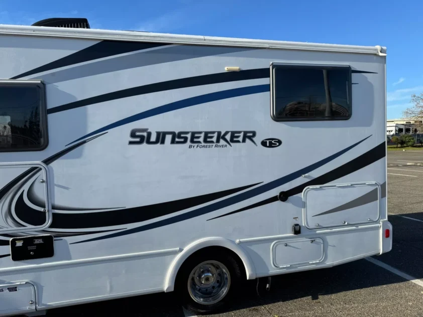 2019 FOREST RIVER SUNSEEKER 2380 CLASS C MOTORHOME - Image 10