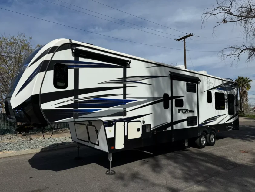 2019 KEYSTONE FUZION 373 TOY HAULER TRAILER "BATH & HALF" - Image 2