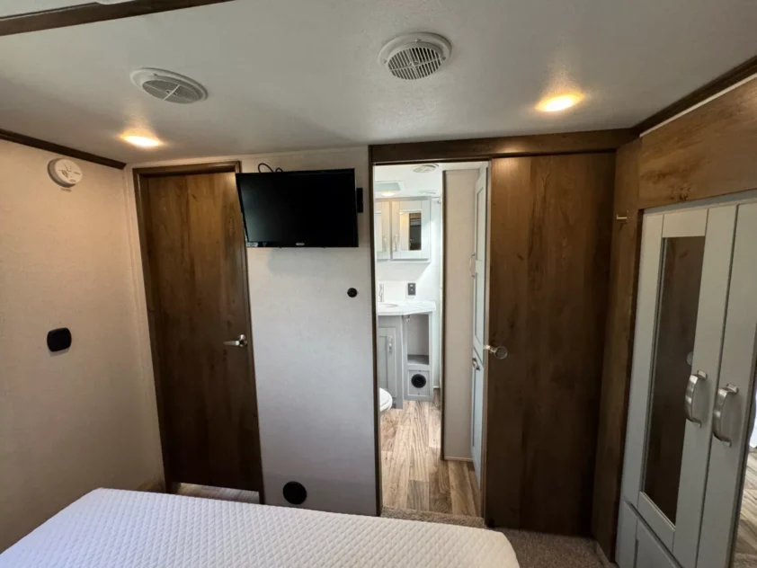 2019 KEYSTONE FUZION 373 TOY HAULER TRAILER "BATH & HALF" - Image 29