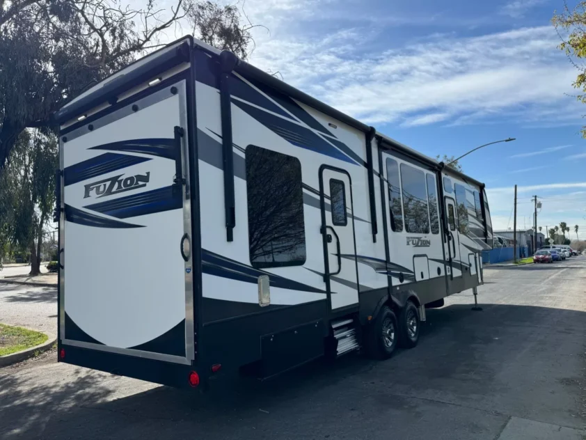 2019 KEYSTONE FUZION 373 TOY HAULER TRAILER "BATH & HALF" - Image 4