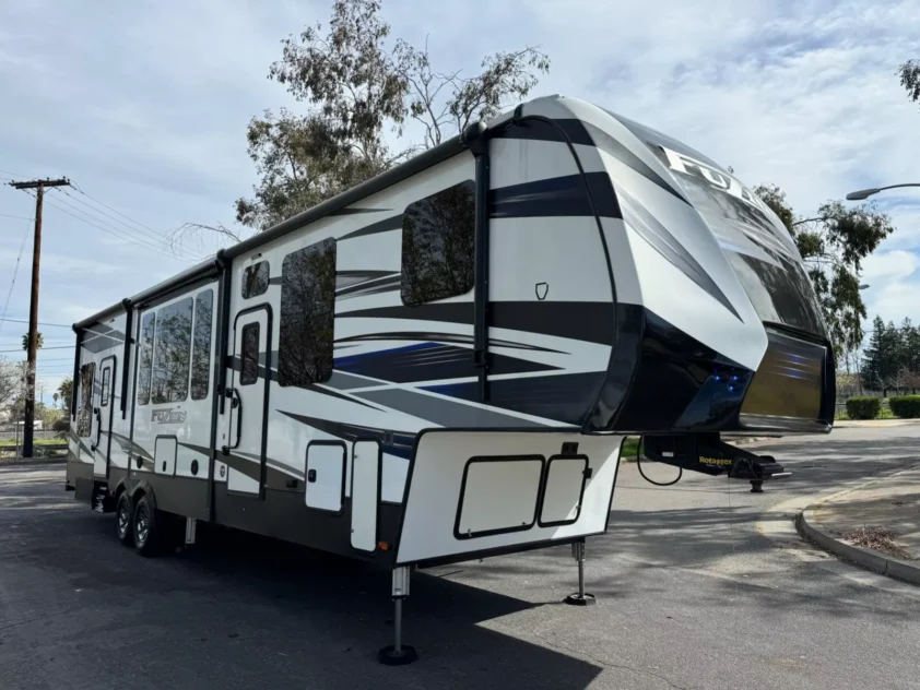 2019 KEYSTONE FUZION 373 TOY HAULER TRAILER "BATH & HALF"