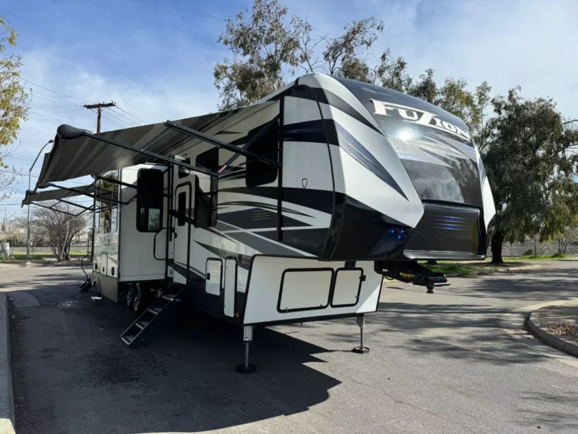 2019 KEYSTONE FUZION 373 TOY HAULER TRAILER "BATH & HALF" - Image 5