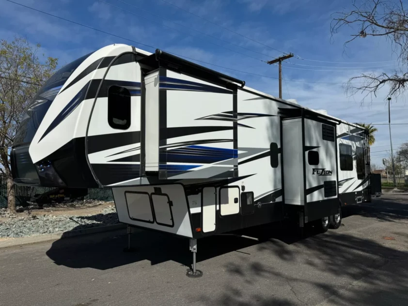 2019 KEYSTONE FUZION 373 TOY HAULER TRAILER "BATH & HALF" - Image 6