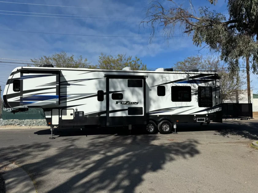 2019 KEYSTONE FUZION 373 TOY HAULER TRAILER "BATH & HALF" - Image 7