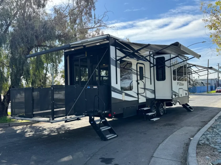 2019 KEYSTONE FUZION 373 TOY HAULER TRAILER "BATH & HALF" - Image 8