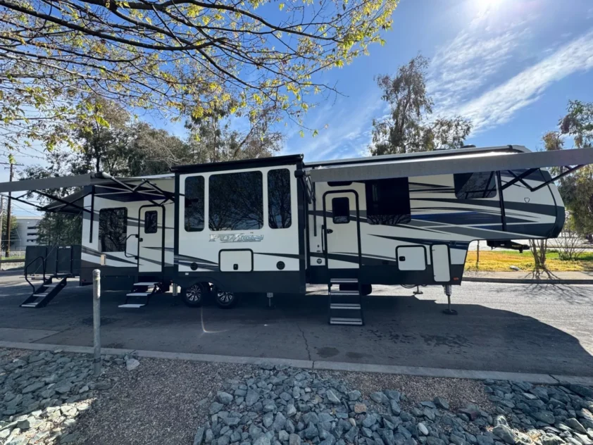 2019 KEYSTONE FUZION 373 TOY HAULER TRAILER "BATH & HALF" - Image 9