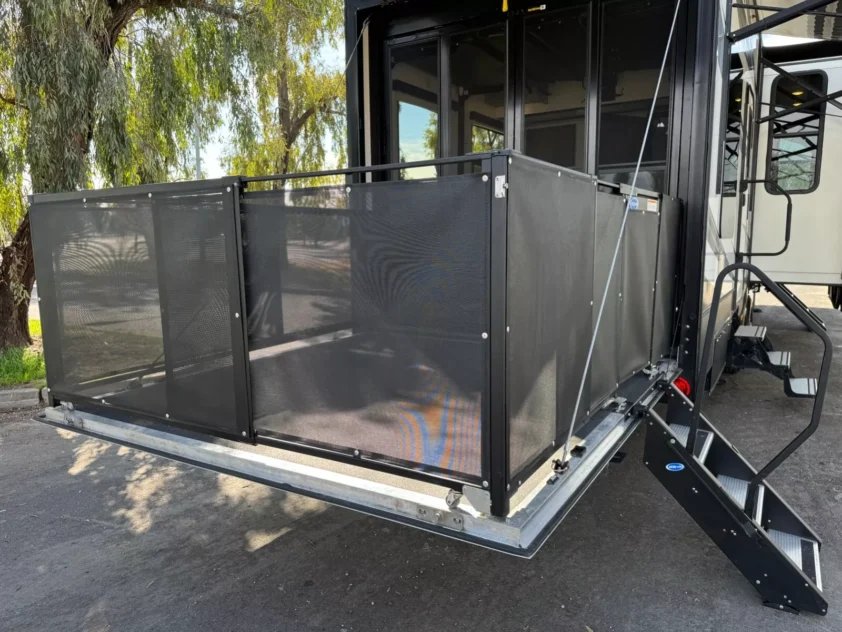 2019 KEYSTONE FUZION 373 TOY HAULER TRAILER "BATH & HALF" - Image 10