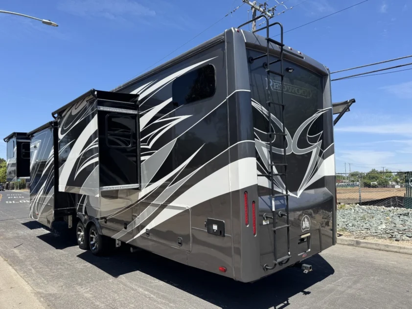 2022 CROSSROADS REDWOOD 3951MB FIFTH WHEEL TRAILER "LOADED" - Image 4