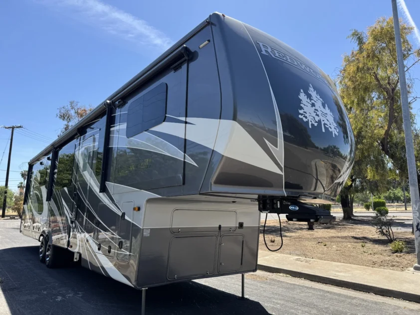 2022 CROSSROADS REDWOOD 3951MB FIFTH WHEEL TRAILER "LOADED" - Image 7