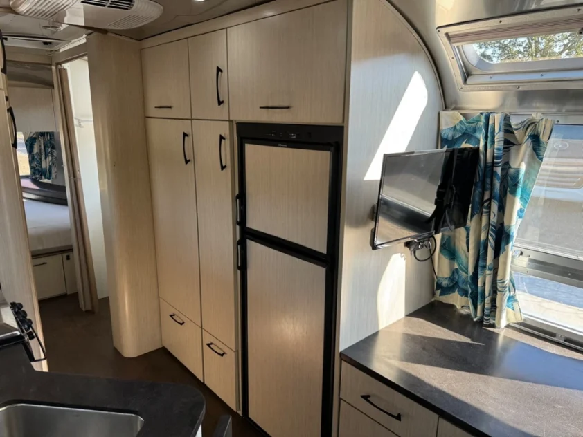 1972 AIRSTREAM LAND YACHT FULLY RESTORED BY WOODLAND TRAVEL CENTER "PROJECT" - Image 21