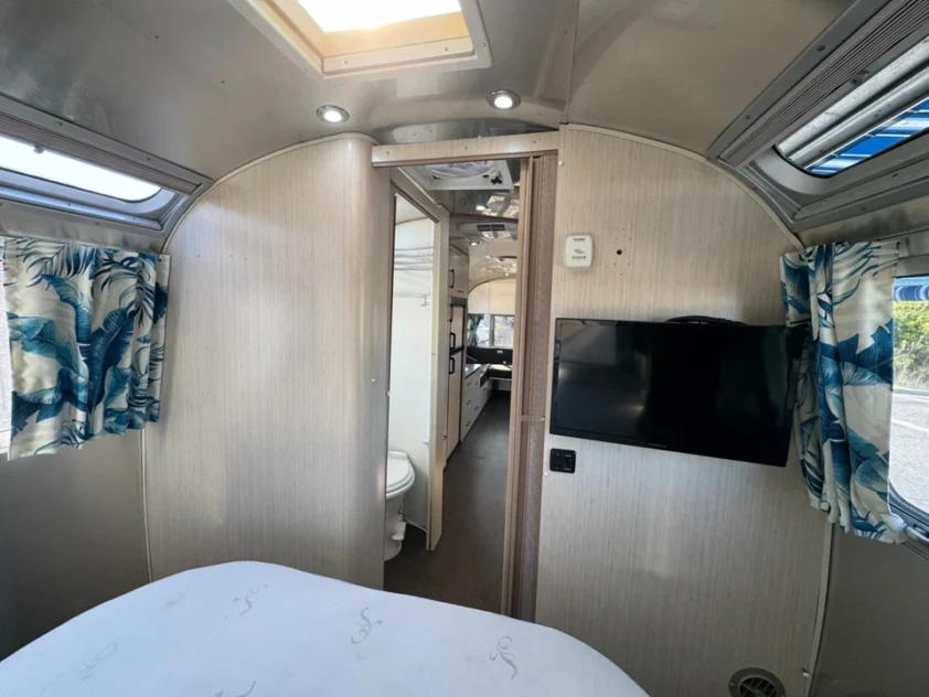 1972 AIRSTREAM LAND YACHT FULLY RESTORED BY WOODLAND TRAVEL CENTER "PROJECT" - Image 27